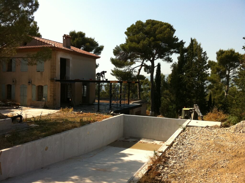 Maison et piscine en phase de construction.