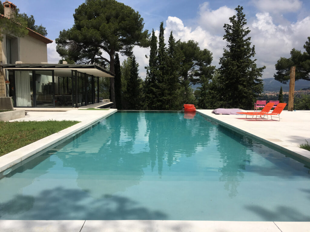 Maison construite vue sur la piscine.