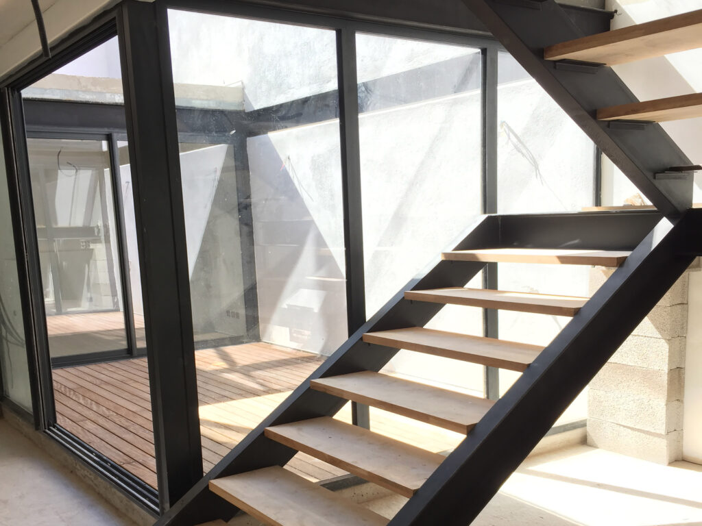 Vue d'intérieur de l'escalier en bois et en acier.