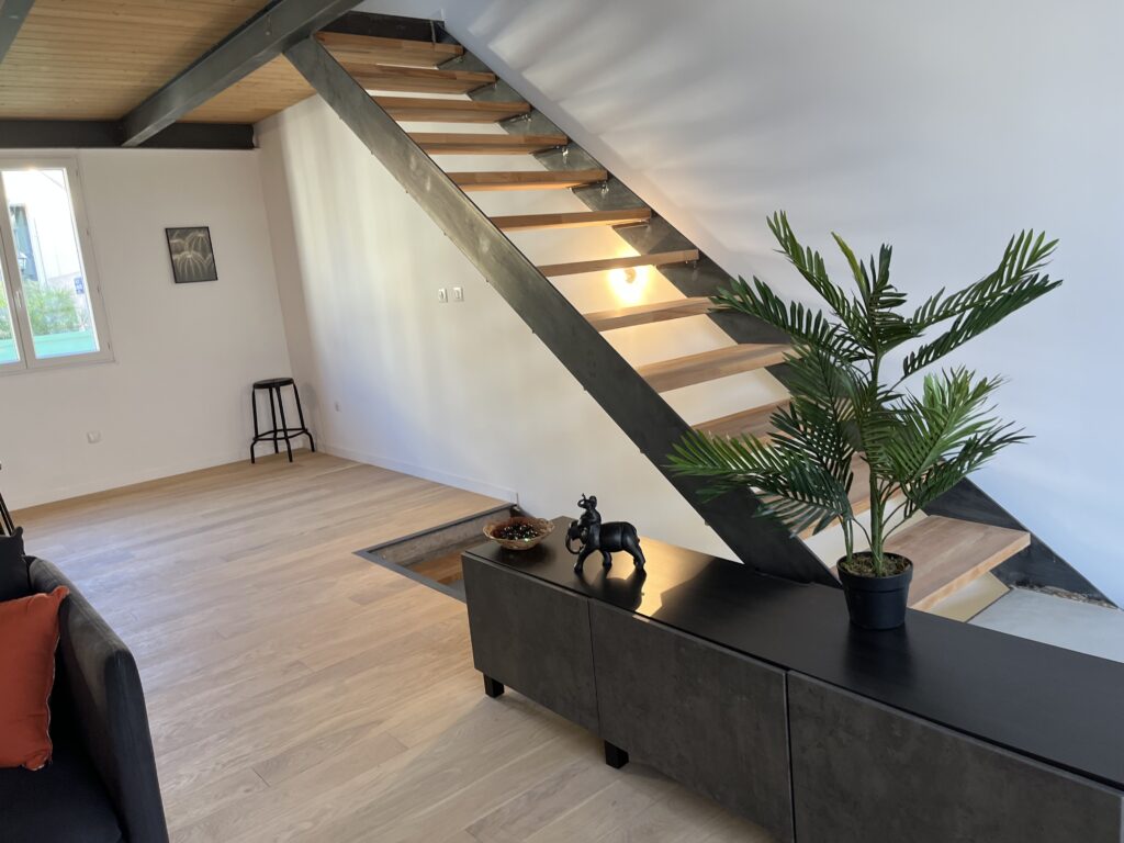 Réalisation d'escalier en acier et en bois.